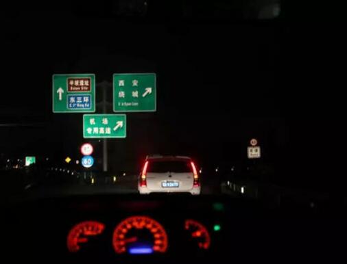 高速路上没有路灯，车灯都坏了怎么办？