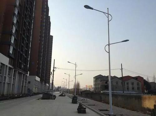 太阳能高杆灯和普通高杆灯及路灯优势