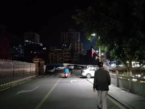 路灯陪伴我们的生活