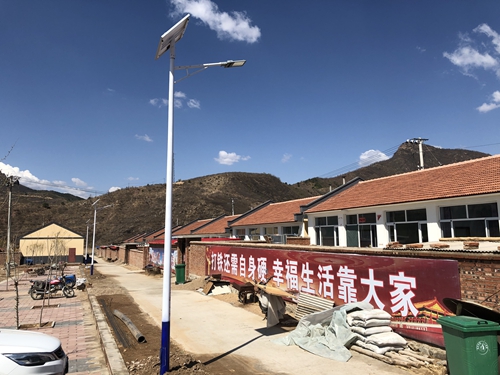 新农村建造太阳能路灯装置形势大好
