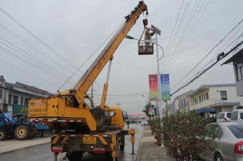 维修太阳能路灯费用高么