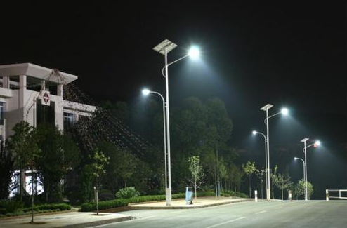 太阳能路灯在阴雨天如何工作